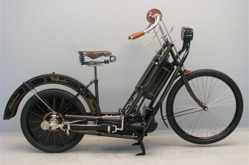 Hildebrand &amp; Wolfmüller là một trong những chiếc mô tô đầu tiên trên thế giới được trang bị động cơ 4 thì và 2 xi-lanh. Sự quý hiếm và cổ xưa của chiếc xe này khiến giới chơi xe săn lùng ráo riết dù nó được bán với giá ngất ngưởng 150.000 USD (khoảng 3,2 tỷ đồng).