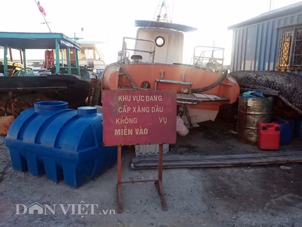 Sau khi cẩu lên hơn nửa năm nay, xuồng đặc chủng đang nằm chung với các loại vật phế thải tại một kho ngoài trời.