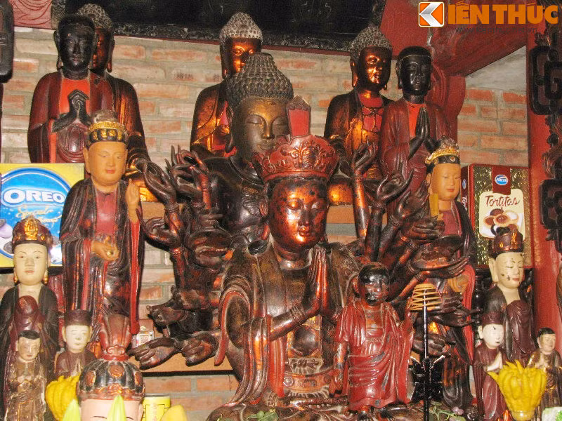 Không chỉ được trưng bày trong phòng khách, anh Phương còn sửa sang cả một phòng của tầng 3 ngôi nhà biến nơi đây giống một ngôi chùa nhỏ để đặt các bức tượng, trong đó có Bộ Tam thế và Tam thánh rất quý.