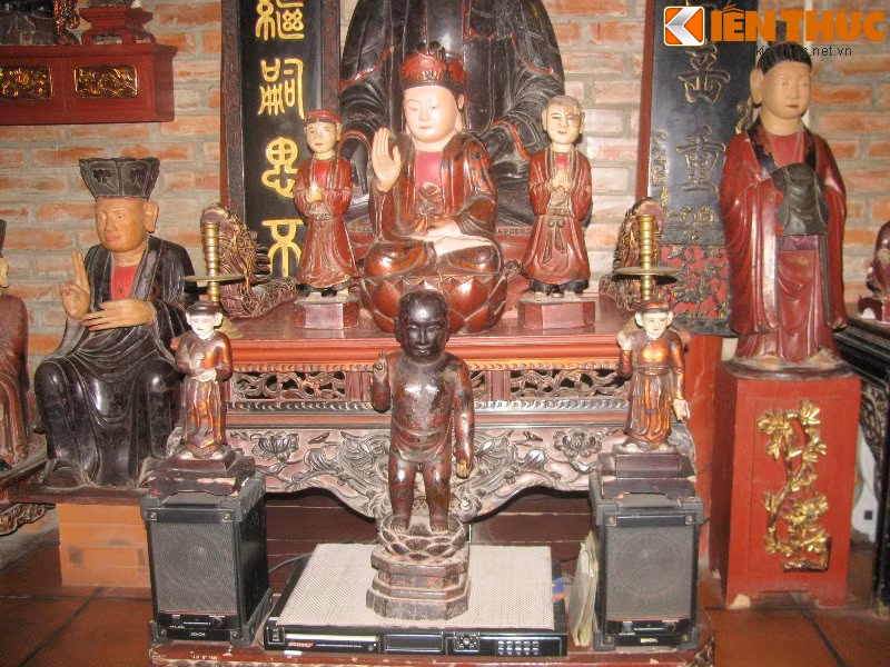 Tượng chủ yếu được làm bằng gỗ mít và gỗ vàng tâm được ngâm nhiều năm nên rất bền và đẹp.