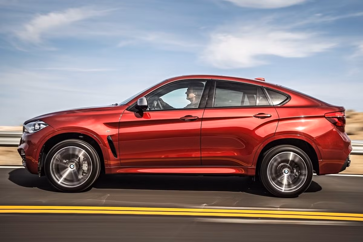 X6 2015 sở hữu kích thước tổng thể dài x rộng x cao tương ứng 4.909 x 1.989 x 1.702 (mm), trọng lượng của xe đã giảm bớt 40kg so với mẫu xe tiền nhiệm.