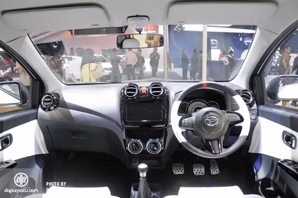 Phiên bản này có nhiều trang bị hơn bản tiêu chuẩn ra mắt trước đó. Tuy nhiên, Daihatsu chưa công bố giá của phiên bản này. Daihatsu Ayla phiên bản tiêu chuẩn bán tại Indonesia chỉ có giá khoảng 6.600 USD, tương đương với hơn 130 triệu đồng.