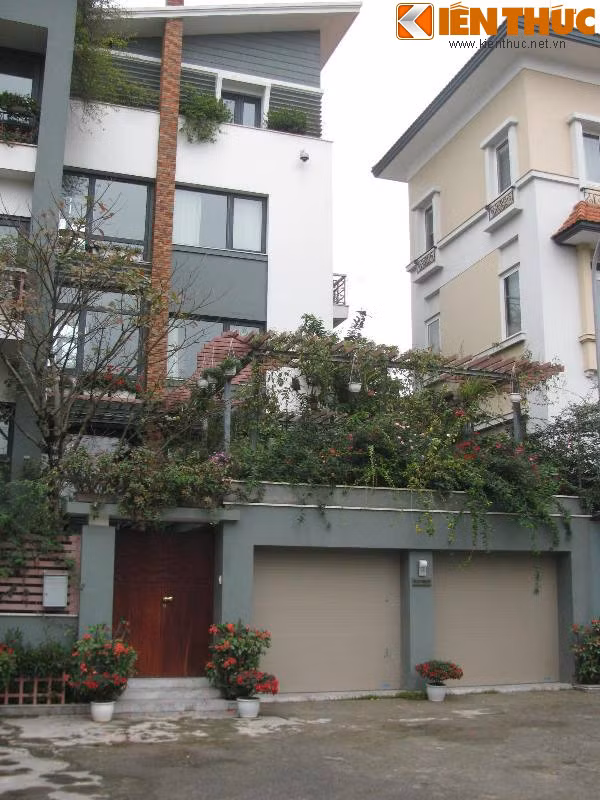 Ngoài cây xanh thì ban công của một biệt thự khu D5 Vườn Đào (quận Tây Hồ) còn nổi bật bởi những khóm hoa rực rỡ.