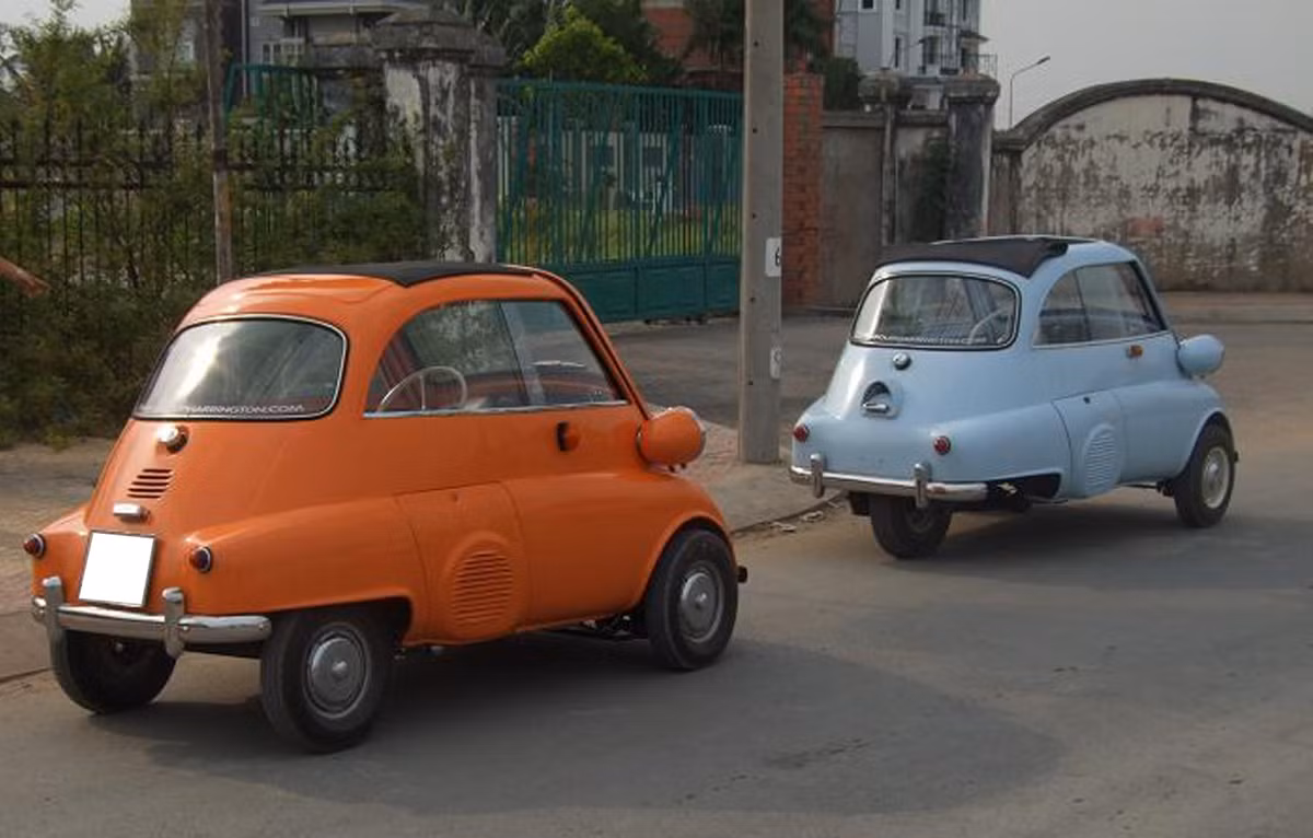 Cặp đôi Isetta 250 (màu xanh) và Isetta 300 (màu cam) tại Việt Nam trong tình trạng hoàn hảo, làm say đắm không biết bao nhiêu tín đồ xe cổ.