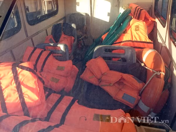 Xuồng đủ rộng tối thiểu cho 12 khách gặp nạn và thuyền viên ngồi.
