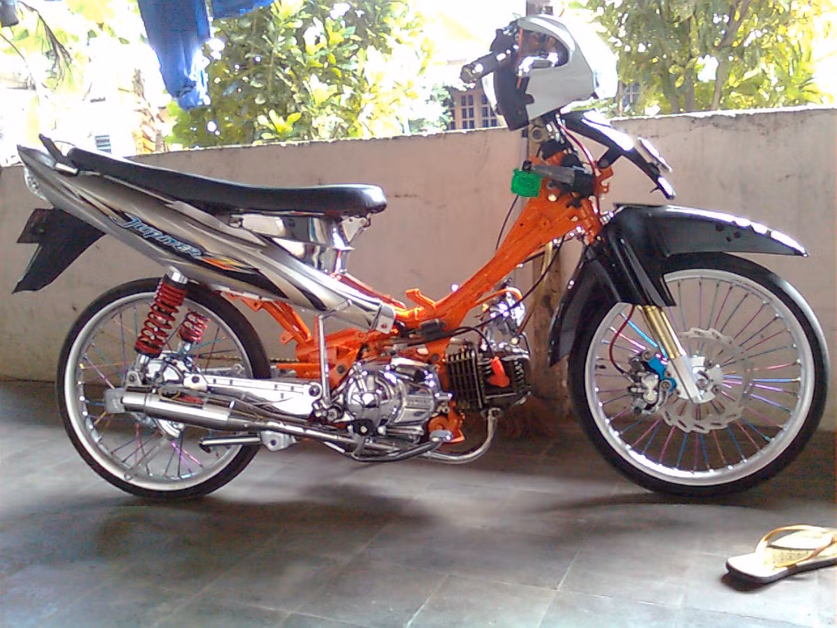 Jupiter được tối giản hết mức có thể, cho trọng lượng xe nhẹ hơn cùng dàn chân nhiều màu sắc.