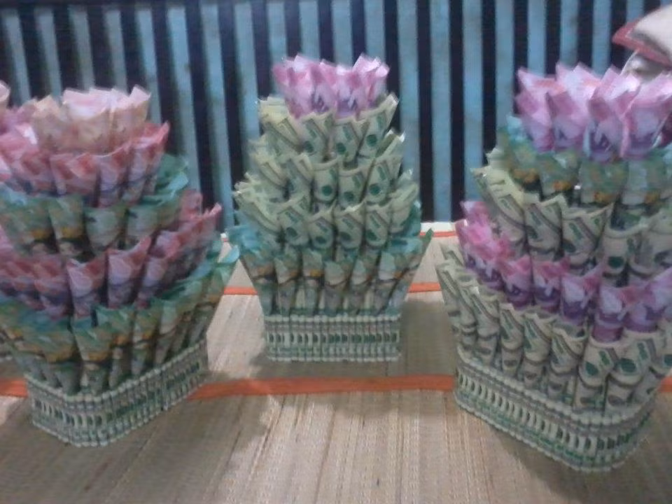 Các sản phẩm cây lộc tiền rất hút khách.