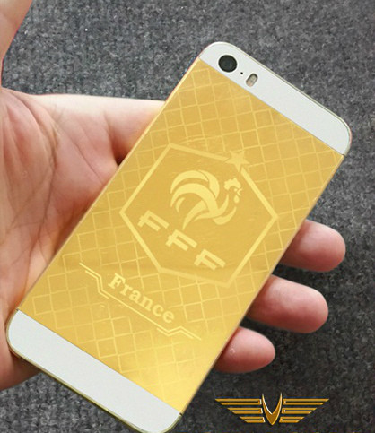 Bộ sưu tập mang đậm dấu ấn "Ăn bóng đá, ngủ bóng đá và iPhone cũng bóng đá". Sự sôi động và cuồng nhiệt của môn thể thao vua đã thúc giục các nghệ nhân của công ty tạo nên những tác phẩm thuộc hàng độc.