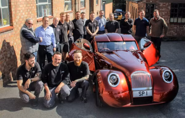 Và dĩ nhiên, hầu bao cuả vị khách này cũng phải đáng ngưỡng mộ như kiệt tác sắp sỡ hữu.