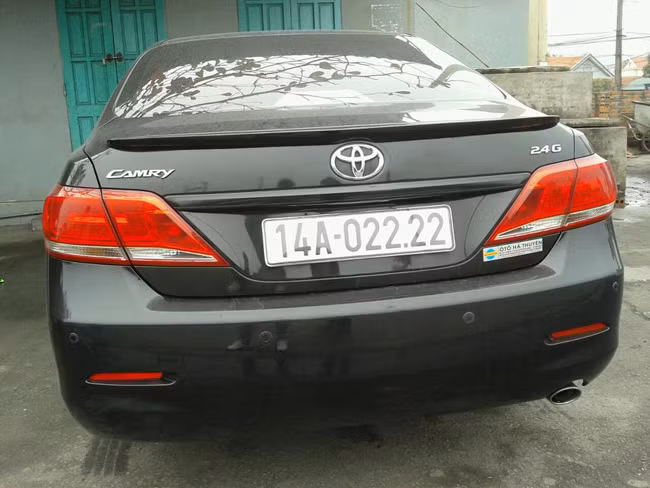 Camry 2.4G đeo biển kiểm soát 14A-022.22. Biển tứ quý 2 được quan niệm là sẽ mang lại suôn sẻ, thuận lợi, nhiều thành công và thăng tiến hơn trong công việc và cuộc sống cho người sở hữu.