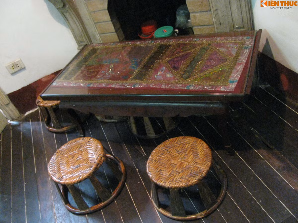 Nền nhà là thứ duy nhất anh Thăng không sửa sang lại. Nền được lát bằng gỗ sơn đen, tuy đã trải qua hàng mấy chục năm nhưng vẫn bền đẹp, không hề bong tróc.