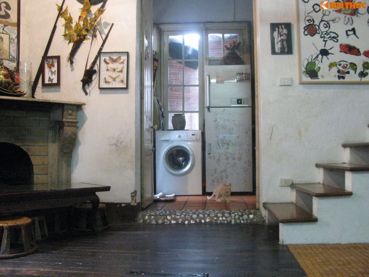 Anh Thăng cho biết, căn nhà được cha anh là NSND, đạo diễn nổi tiếng Trần Văn Thủy mua lại từ nhà thơ Phan Vũ vào năm 1978. Anh Thăng đã lớn lên cùng căn nhà và có rất nhiều kỷ niệm ở nơi đây. Sau này, anh chăm chút và bày trí lại căn nhà theo sở thích của mình nhưng vẫn tâm niệm tạo không gian ấm cúng.