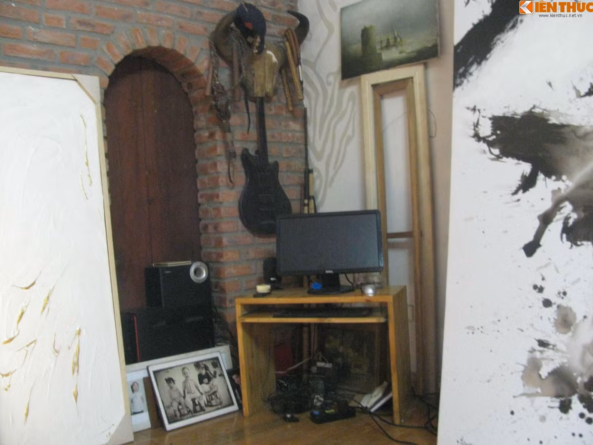 Với con mắt nghệ thuật của một người nghệ sĩ, anh Thăng tự nghĩ ra các thiết kế khác lạ cho ngôi nhà của mình. Ngoài việc sơn lại tường, anh còn xây thêm các bức tường mới nhưng không trát mà để thô.