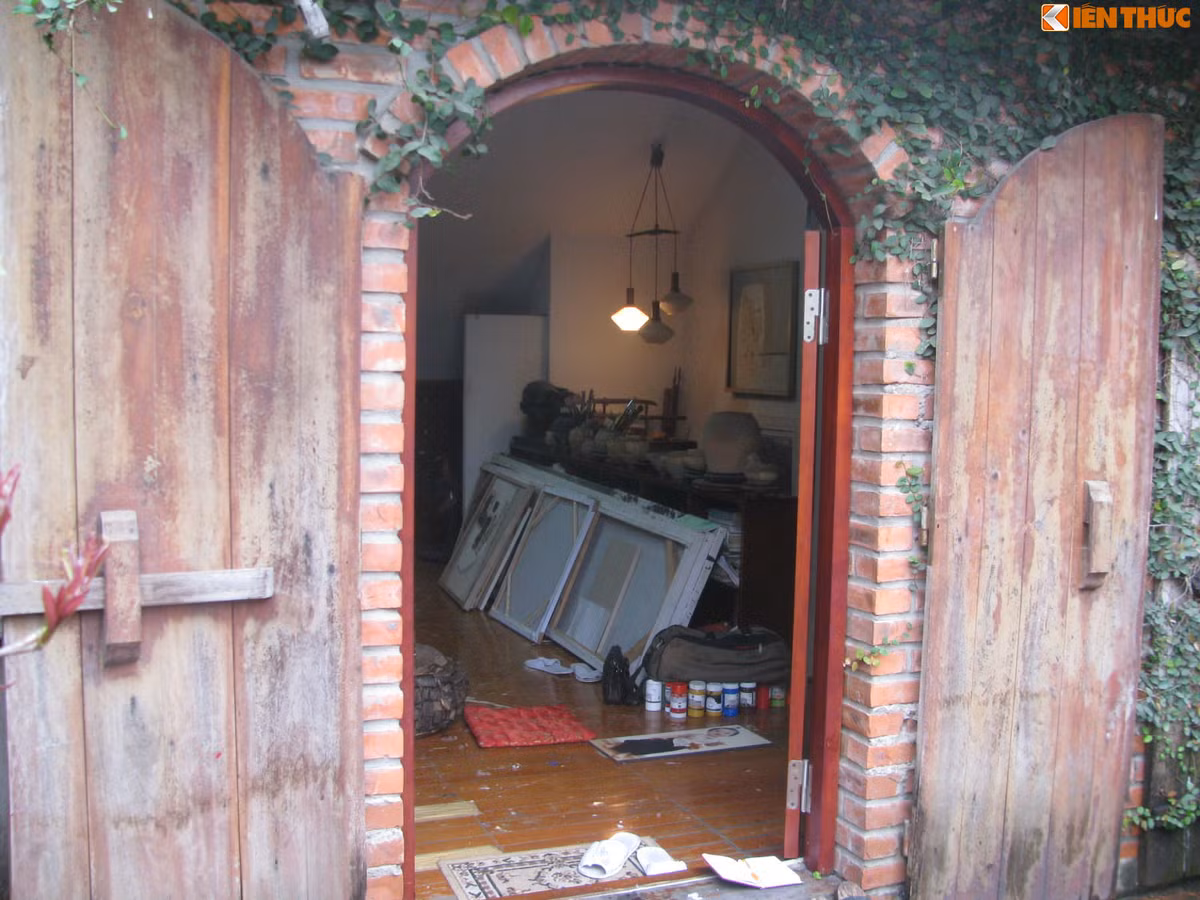 Những người yêu mến bài hát "Em ơi Hà Nội phố" của nhạc sĩ Phú Quang, lời thơ Phan Vũ hẳn sẽ nghĩ rằng "căn nhà đổ" trong bài hát chỉ là sản phẩm của trí tưởng tượng. Nhưng thật bất ngờ, đây chính là nơi mà nhà thơ Phan Vũ đã sống và cho ra đời bao tác phẩm thi ca bất hủ...