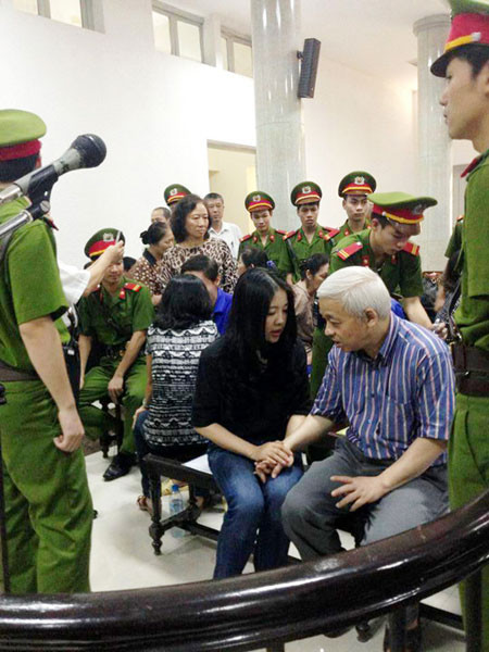 Vài phút nghỉ giải lao trong phiên tòa ngày 23/5 cũng là những giây phút hiếm hoi mà vợ chồng bầu Kiên được phép gặp nhau trong 21 tháng xa cách kể từ ngày bầu Kiên bị bắt. Trong giây phút đó, vợ chồng bầu Kiên ngồi sát và nắm chặt tay nhau, dành cho nhau những cử chỉ yêu thương.