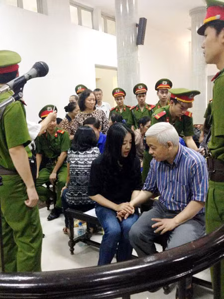 Vài phút nghỉ giải lao trong phiên tòa ngày 23/5 cũng là những giây phút hiếm hoi mà vợ chồng bầu Kiên được phép gặp nhau trong 21 tháng xa cách kể từ ngày bầu Kiên bị bắt. Trong giây phút đó, vợ chồng bầu Kiên ngồi sát và nắm chặt tay nhau, dành cho nhau những cử chỉ yêu thương.