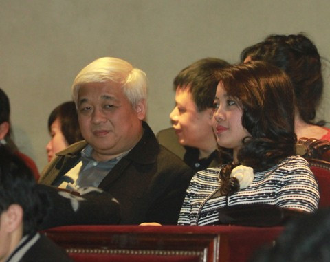 Trước khi bầu Kiên rơi vào vòng lao lý, người ta thường bắt gặp vợ chồng đại gia này tay trong tay đi chơi, đi xem ca nhạc và đi xem bóng đá cùng nhau.