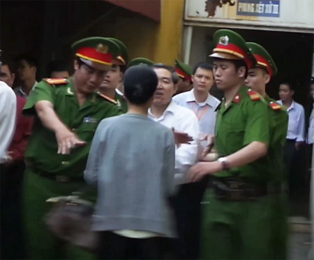 Cũng chính bà Phương là người chạy vạy, lo tiền nộp khắc phục lỗi lầm chồng mình gây ra, mong chồng được giảm án.