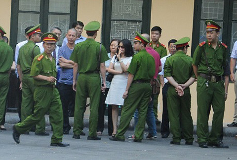 Khi phiên tòa kết thúc, bà Lan nhanh chóng ra phía sân sau để đợi chồng và không quên mỉm cười, vẫy tay chào tạm biệt chồng.