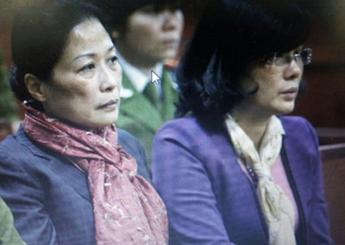 Bởi lẽ, trong vụ án này, ngoài những tội danh mà Dương Chí Dũng phạm phải, việc đi lại và có con với người đàn bà khác của ông Dũng cũng được phanh phui. Là một người vợ, có lẽ bà Phương vừa buồn bã, vừa tủi nhục. Giận chồng lắm nhưng tất cả bà phải kìm nén lại vì dù sao ông Dũng cũng là bố của các con bà.