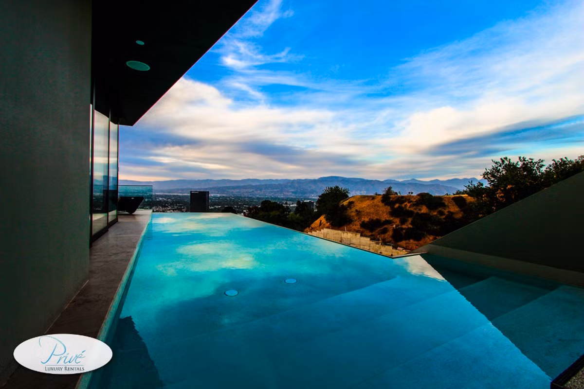 Nhiệt độ và ánh sáng của hồ bơi có thể được điều khiển thông qua một đơn vị tường nằm bên trong ngôi nhà.