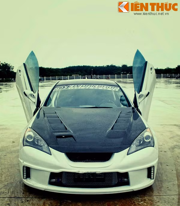Không chỉ hài lòng với những tính năng của Genesis, nhiều dân chơi xe còn thể hiện sự sáng tạo của mình khi độ hoành tráng cho những chiếc xe này. Ảnh: Genesis độ kiểu cánh bung mở như siêu xe Lamborghini.