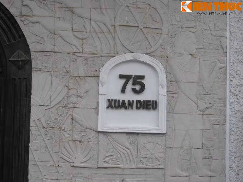 Tùy theo phong cách cụ thể của từng ngôi nhà và ý tưởng của người thiết kế, biển số nhà hiện nay được tạo bởi nhiều chất liệu và kiểu dáng khác nhau. Biển số nhà trên đường Xuân Diệu (quận Tây Hồ) khác biệt với chữ số bằng đồng đen đính trên khung bê tông nhỏ trắng.