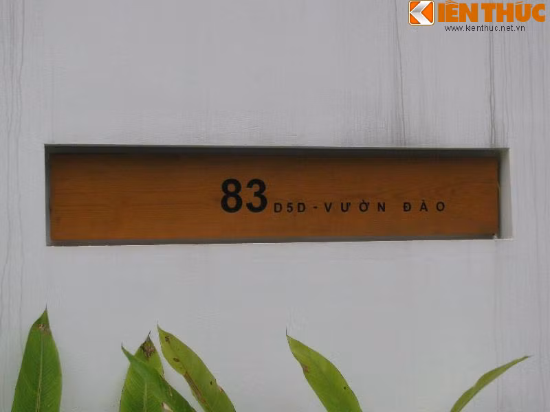 Số nhà nhỏ gọn được gắn khiêm tốn trên khung gỗ.