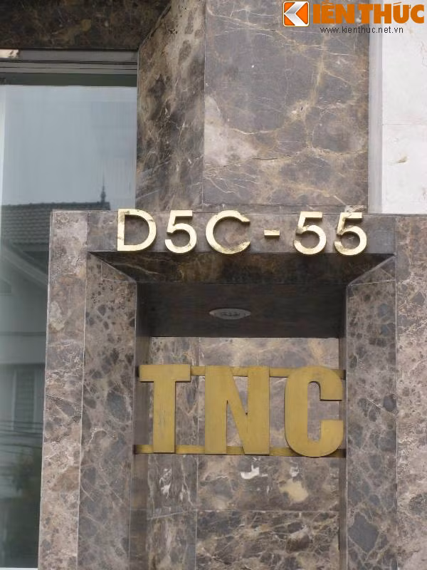 Hoặc treo trên đá hoa.