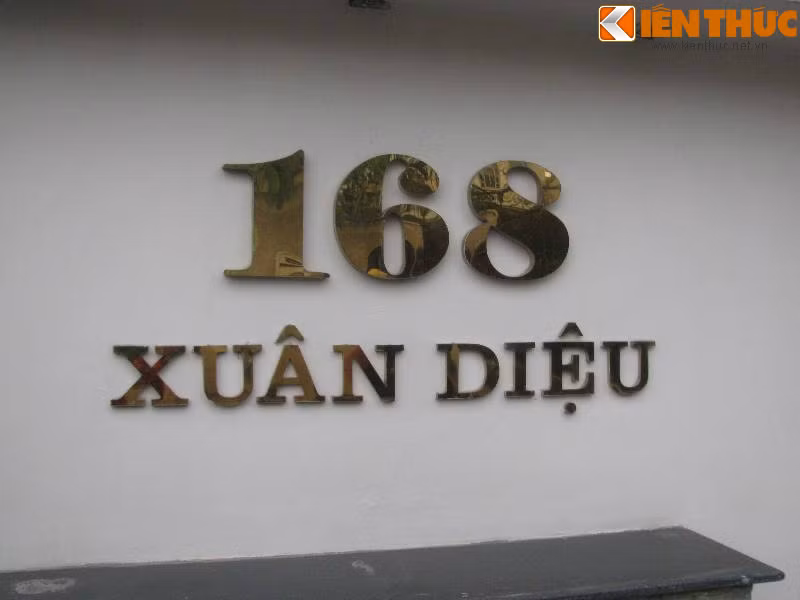 Số nhà bằng nhôm mạ được gắn chắc chắn và sang trọng ở một biệt thự trên đường Xuân Diệu.