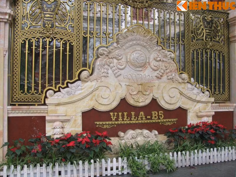 Biệt thự thuộc hàng khủng trong khu đô thị Trung Hòa - Nhân Chính (quận Thanh Xuân) không chỉ choáng ngợp với sự bề thế, xa hoa mà còn ấn tượng mạnh bằng cách đánh số nhà độc, khẳng định vị thế của gia chủ.