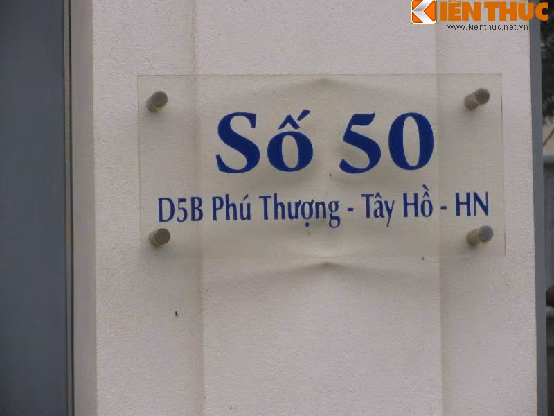 Không chỉ là số nhà, địa chỉ cụ thể của biệt thự cũng được gắn cùng trên biển số.