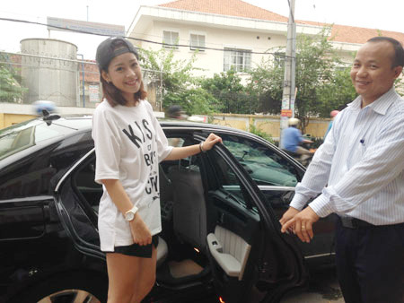 Ngay sau khi dịch vụ này ra mắt tại TP HCM, nhiều tên tuổi nổi bật trong làng giải trí Việt như: ca sĩ Hoàng Thùy Linh, diễn viên Chi Pu, diễn viên Hồng Ánh... đều trải nghiệm dịch vụ thú vị này.