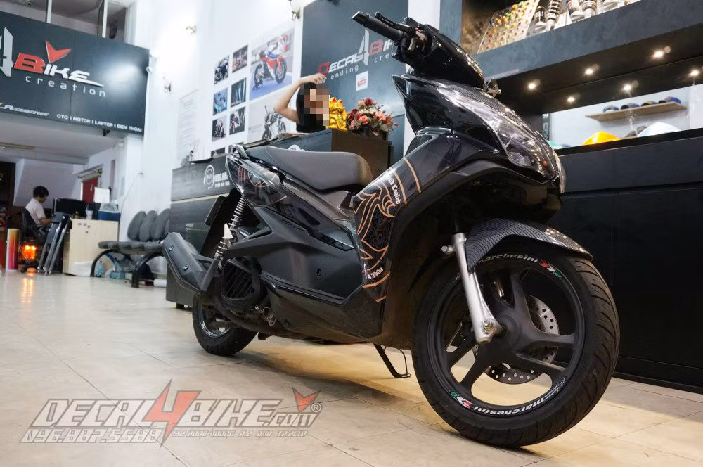 Còn ai nhận ra đây là chiếc Honda Airblade 125 Fi khi xe được lên tem LC khá cứng, kết hợp cùng vân carbon ở dè tạo cảm giác thể thao, khỏe khoắn.