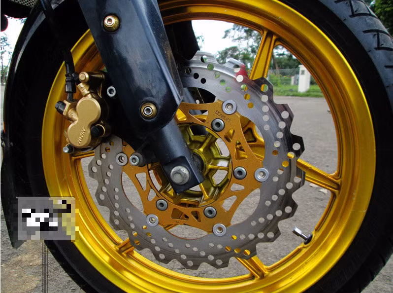 Mâm xe sơn màu vàng chanh nhám, dĩa đồ chơi Scarlet cỡ lớn rất hút mắt.