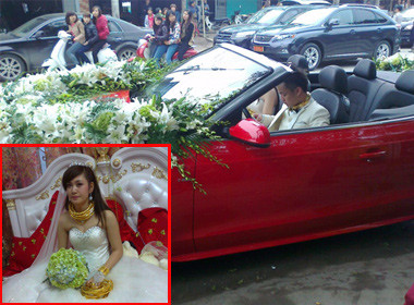 Trong đám cưới khủng của một công tử và công chúa con nhà đại gia ở thị trấn Đồng Đăng, (huyện Cao Lộc, tỉnh Lạng Sơn), người ta cũng được phen rửa mắt khi chứng kiến hàng chục siêu xe mui trần diễu phố.