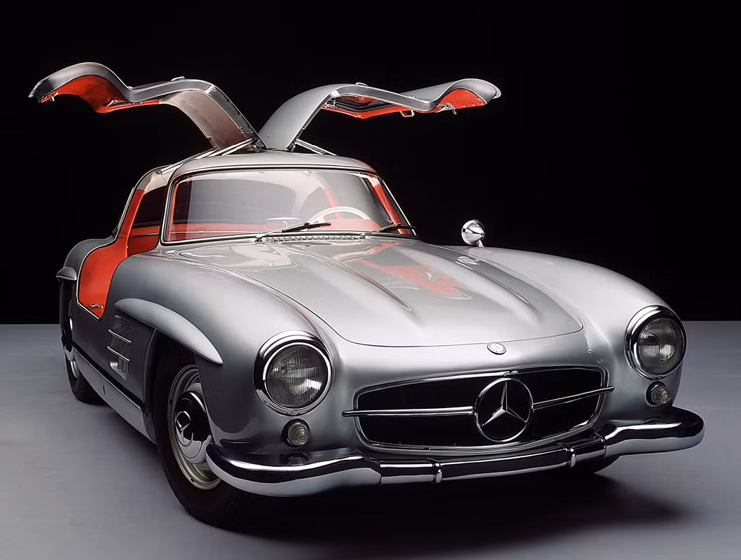 Mercedes-Benz 300 SL Gullwing: Chiếc xe cánh chim này có thể xem là huyền thoại thiết kế của hãng xe Đức. Xe được trang bị động cơ 6 xi-lanh với một hệ thống phun xăng 158 kW. Chiếc 1400 300 SL Gullwing thậm chí còn có thể đạt đến tốc độ 260 km/h. Một trong số những chiếc 300 SL Gullwing nổi tiếng nhất là mẫu 1955 do Clark Gable sở hữu.