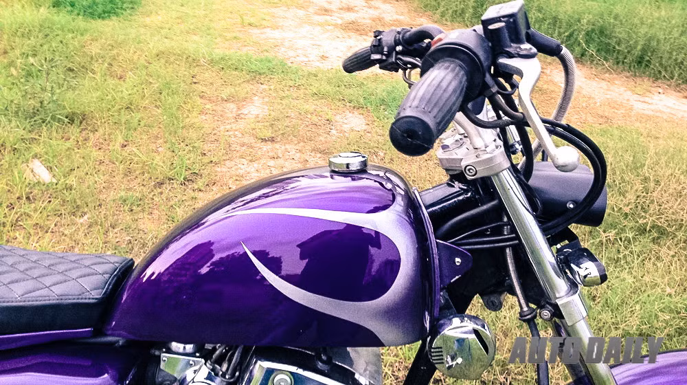 Phần thùng xăng được gò thủ công và sơn trang trí mới.