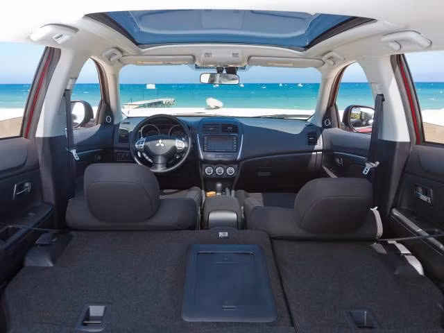 Mitsubishi trang bị nhiều phiên bản động cơ khác nhau. Tuy nhiên, động cơ phổ biến được trang bị trên Outlander Sport 2014 là loại 2.0 lít I4, công suất 148 mã lực, với phiên bản hộp số sàn 5 cấp, hoặc hộp số tự động CVT.