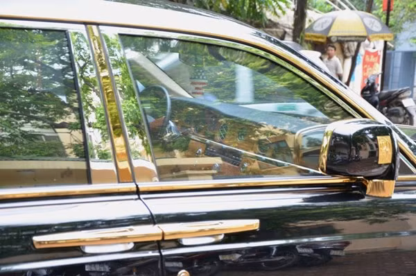 Những chi tiết như gương, tay nắm cửa xe đều được mạ vàng.