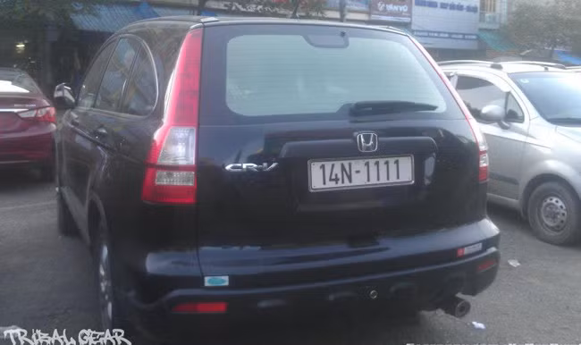 Honda CR-V mang biển kiểm soát 14N-1111. Theo quan niệm của dân chơi, biển tứ quý 1 luôn mang lại sự mới mẻ, đầy sức sống và may mắn cho chủ nhân. Biển này cũng hàm nghĩa là lớn nhất, độc nhất, cao nhất và xuất chúng nhất.