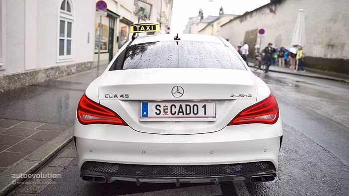 CLA45 AMG sử dụng động cơ 2 lít 4 xi-lanh tăng áp turbin kép cùng hệ dẫn động 4 bánh 4MATIC và hộp số Speedshift DCT 7 cấp với lẫy sang số trên vô-lăng. CLA-class bản tiêu chuẩn có giá bán 51.000 USD tại Áo.