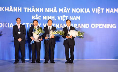 Đến cuối tháng 10/2013, Nokia Việt Nam chính thức khánh thành nhà máy sản xuất điện thoại di động tại khu công nghiệp VSIP, Bắc Ninh. Nhà máy sẽ tham gia các hoạt động sản xuất, gia công và lắp ráp điện thoại di động.