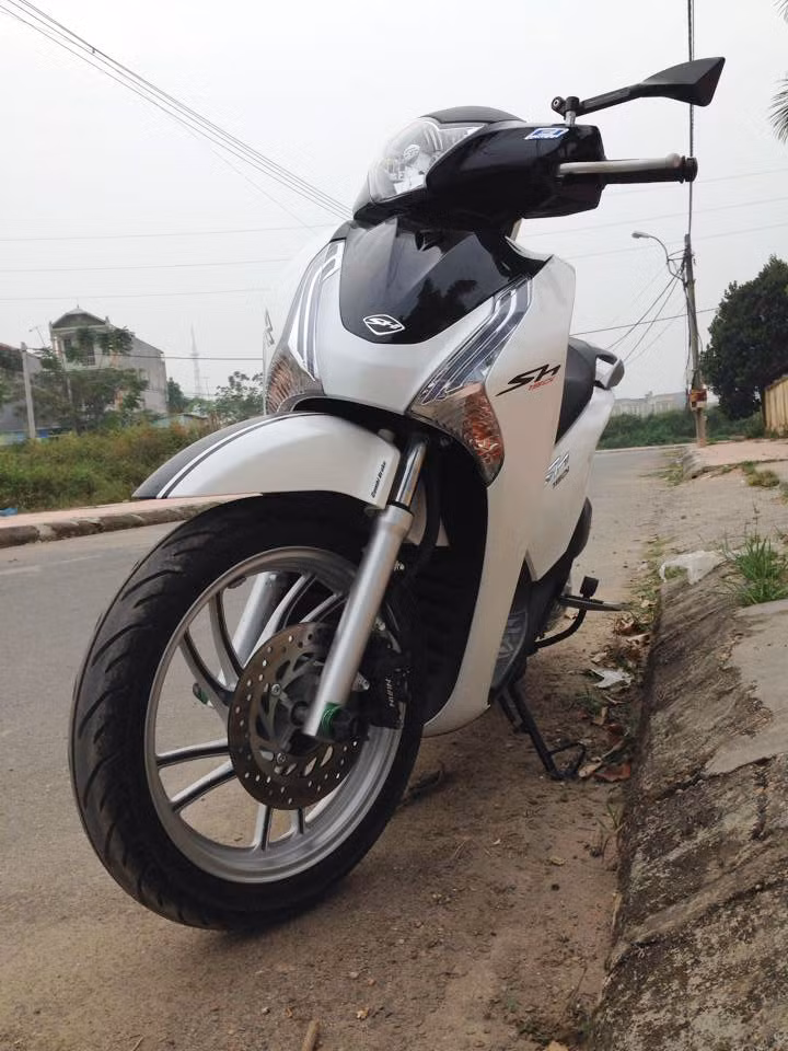 Xe cũng được trang bị một số đồ chơi như chụp cốt gù 2 xanh lá, kính Rizoma Tomok.