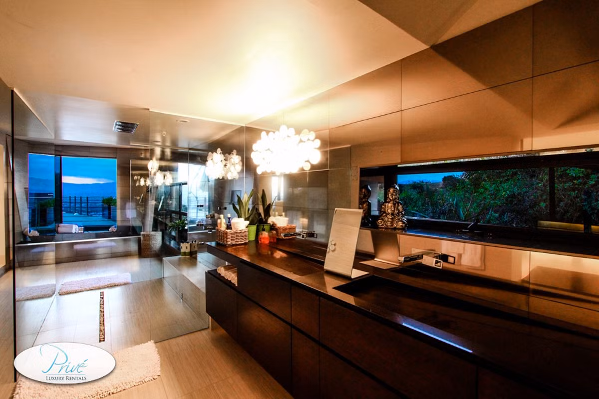 Các bức tường bằng kính trong phòng tắm cho một hiệu ứng hình ảnh ấn tượng.