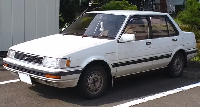 Tháng 5/1983, thế hệ 5 của Toyota Corolla trình làng vẫn giữ nét vuông vức trước đó. Động cơ có thêm tùy chọn 1.8Ldùng diesel và công nghệ phun nhiên liệu được trang bị phổ cập trên mọi chiếc Corolla.