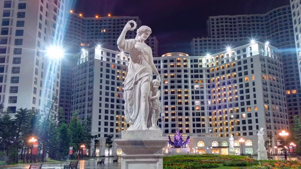 Bà Phạm Thu Hương (SN 1969) - vợ ông Phạm Nhật Vượng hiện là Phó chủ tịch HĐQT Tập đoàn Vingroup. Bà Hương là người Hà Nội, từng là cổ đông của Technocom từ năm 1994, trước khi chuyển sang giữ chức vụ tại Vincom. Hiện bà Hương là nữ doanh nhân giàu nhất sàn chứng khoán Việt. Ảnh: Bất động sản Royal City của Vingroup.