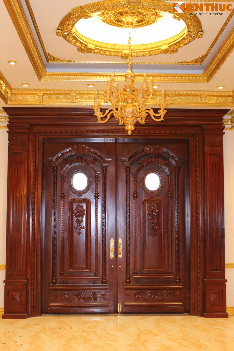 Mọi chi tiết đều được làm tinh xảo, sắc nét và rất ấn tượng. Theo kiến trúc sư Phạm Văn Chương - Giám đốc Công ty cổ phần tư vấn kiến trúc AC (đơn vị thiết kế công trình), đây là một công trình đặc biệt không chỉ trong thiết kế mà còn ở ý nghĩa của nó. Hai tòa lâu đài tượng trưng cho sự sát cánh vai kề của 2 cậu con trai tổng giám đốc công ty Thành Thắng.