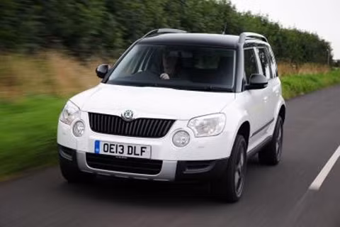 Skoda Yeti: Trong khi hầu hết dòng crossover đều ưa chuộng kiểu dáng uốn cong mềm mại thì chiếc Skoda Yeti lại đi ngược xu hướng này. Vốn là dòng xe địa hình nên phiên bản này tích hợp động cơ diesel 2 lít, công suất 138 mã lực, giúp mang lại công suất kéo linh hoạt và mạnh mẽ hơn. Không chỉ có vậy, giống như các mẫu xe kể trên, mẫu xe này cũng giúp bảo vệ môi trường với lượng khi xả CO2 chỉ ở mức 152g/km.