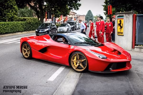 Hiện tại có người sẵn sàng trả thêm 1,6 triệu USD để nhận ngay LaFerrari nâng tổng số tiền bỏ ra xấp xỉ 3 triệu USD.